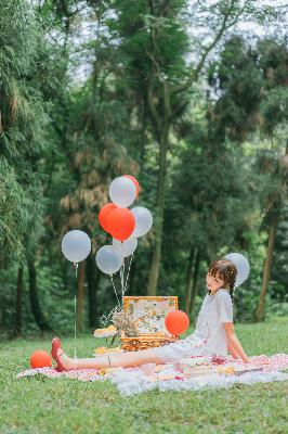 小保姆在厨房做饭
